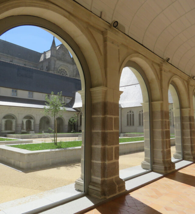 Intérieur du cloître - Couvent des jacobins Rennes